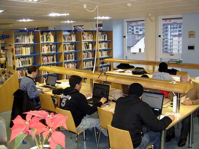 Ellos caminan a la biblioteca